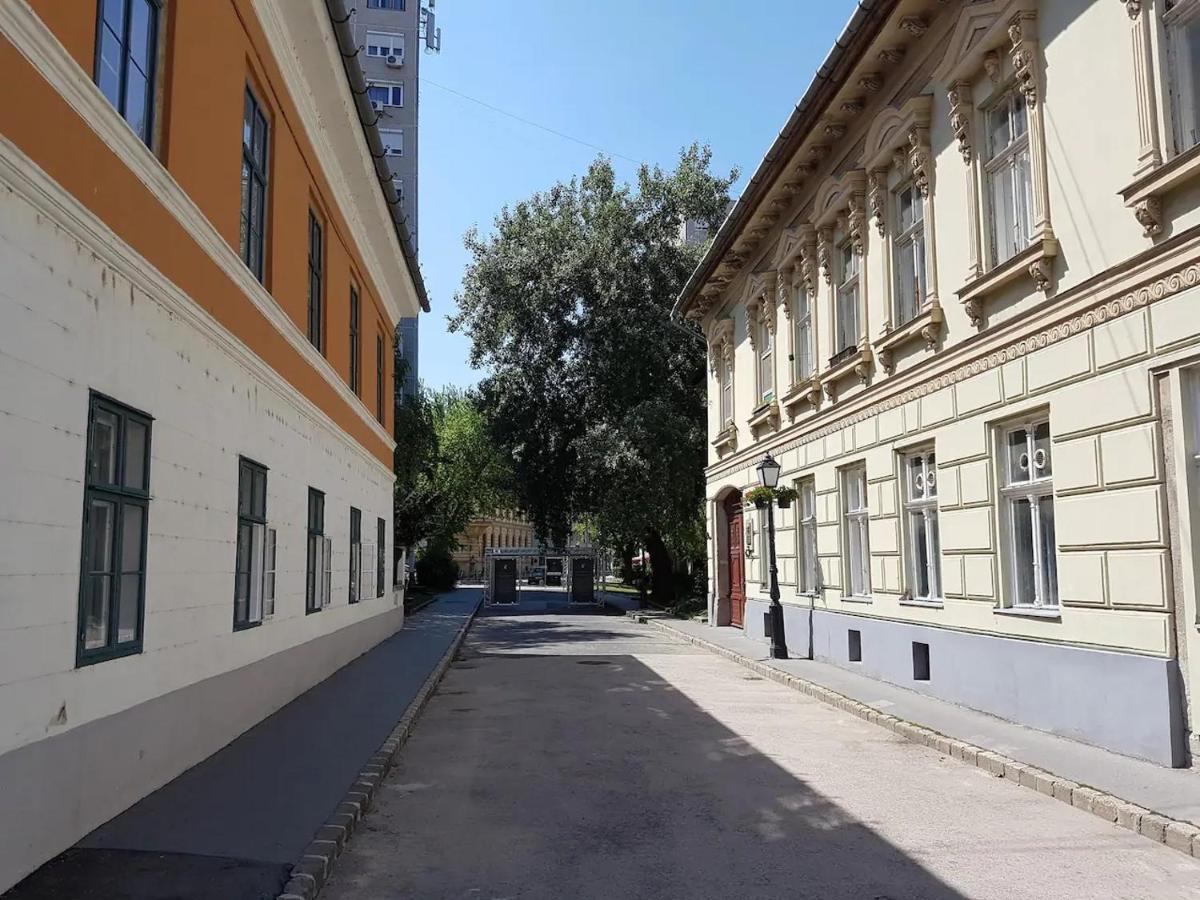 Stylish Historic Flat For 4 In Heart Of Oldbuda Budapest Exterior foto